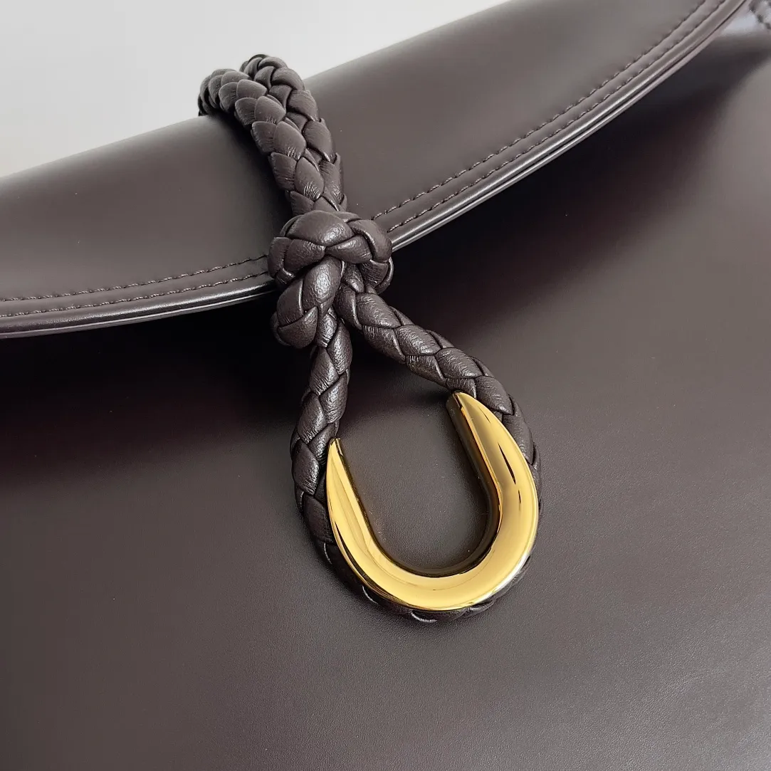 Batch 1680 Inspired by the 1970s, the Bottega Veneta women's logo shoulder bag has a smooth leather surface that brings a clean and handsome feel, just like the neatness and tenacity of a working woman. The front buckle is made of high-quality hardware pendant, the overall retro elegance, and the excellent leather feels soft. This Bottega Veneta series can be described as beautiful, weakening the complexity of the outfit, not competing for it, and only using the best quality to interpret itself. Style number: 806034 (large size) Size: 30*20*8cm